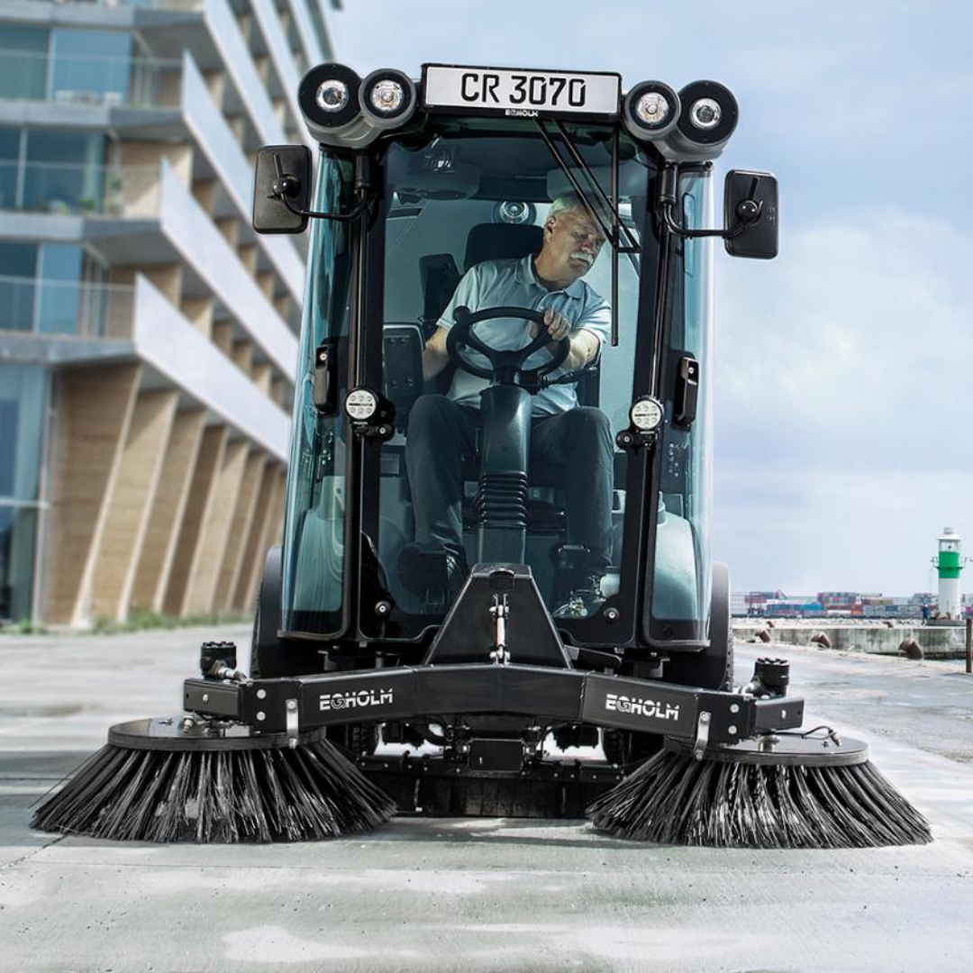 semi-compact utility machine